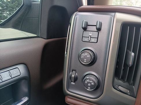 Used 2015 Chevrolet Silverado 1500 High Country w/ High Country Premium Package AWD/4WD image 16