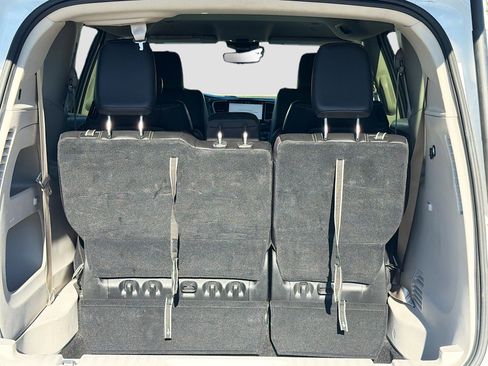 Used 2024 Chrysler Pacifica Touring-L image 12