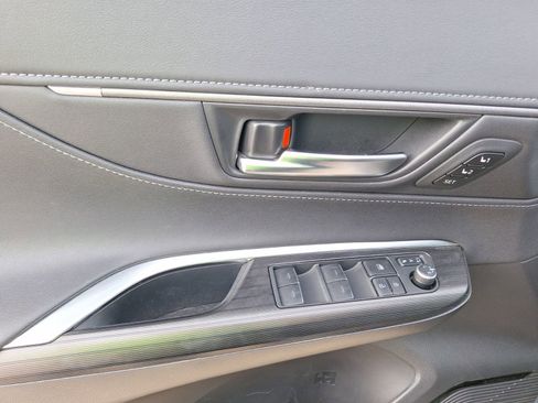 Used 2022 Toyota Venza XLE image 17