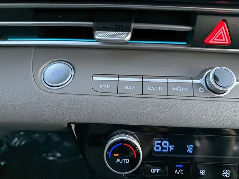 Used 2024 Hyundai Elantra SEL image 31