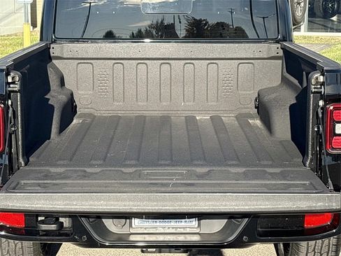 Used 2023 Jeep Gladiator Overland image 17