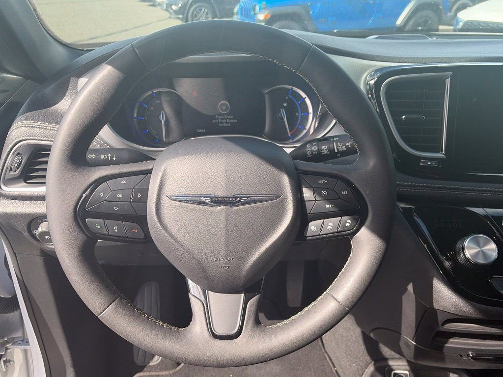 Used 2024 Chrysler Pacifica Limited FWD image 27