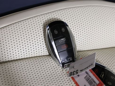 Used 2021 Bentley Bentayga image 28