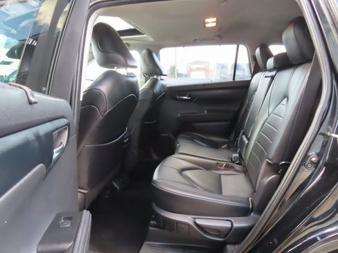 Used 2020 Toyota Highlander XLE image 21