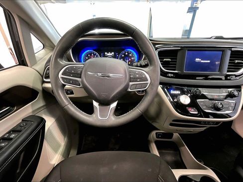 Used 2022 Chrysler Voyager LX image 5