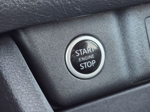 Used 2023 Nissan Rogue S image 27