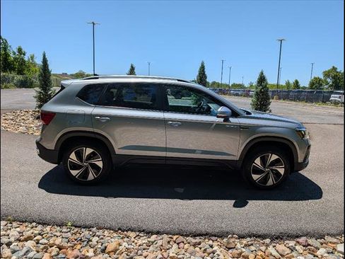 Certified 2024 Volkswagen Taos SE w/ Panoramic Sunroof Package image 8