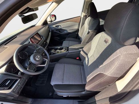 Used 2023 Nissan Rogue SV image 16