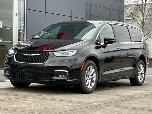 Used 2026 Chrysler Pacifica Limited AWD/4WD image 7