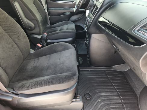 Used 2019 Dodge Grand Caravan SE FWD image 14