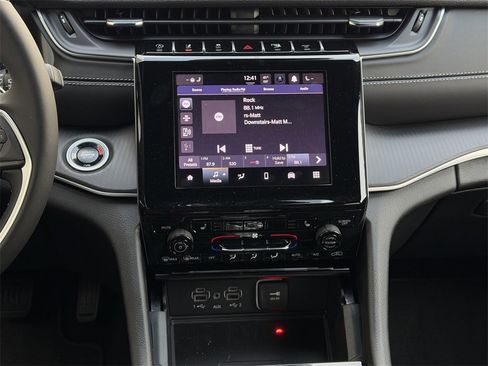 New 2025 Jeep Grand Cherokee L Altitude image 14