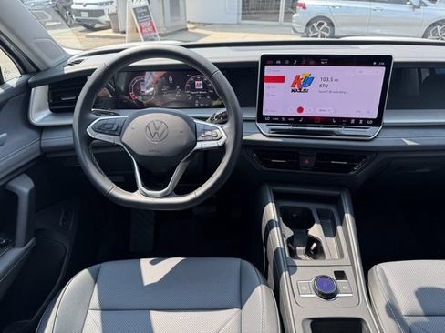 Used 2026 Volkswagen Tiguan SE AWD/4WD image 14