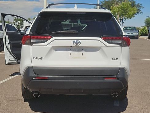 Used 2019 Toyota RAV4 XLE Premium FWD image 8