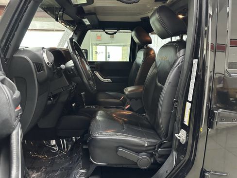 Used 2015 Jeep Wrangler Unlimited Sahara w/ Connectivity Group image 11