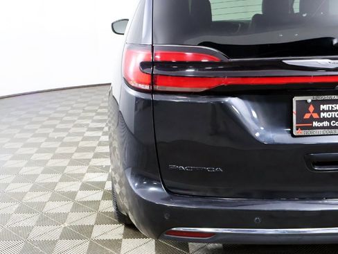 Used 2023 Chrysler Pacifica Touring-L image 16