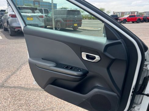Used 2025 Kia K4 LXS image 18