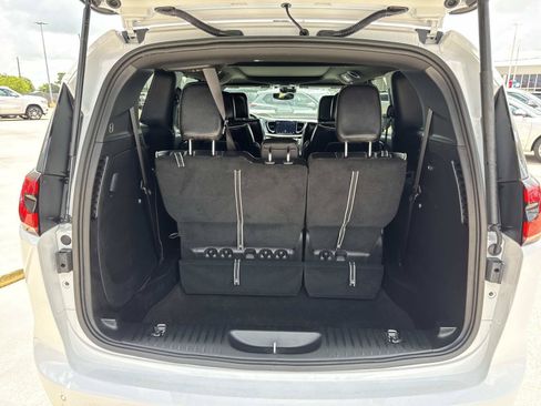 Used 2026 Chrysler Pacifica Limited FWD image 8