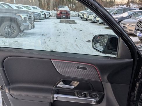 Used 2022 Mercedes-Benz GLB 250 4MATIC image 13