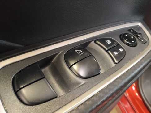 Used 2025 Nissan Versa SR FWD image 27