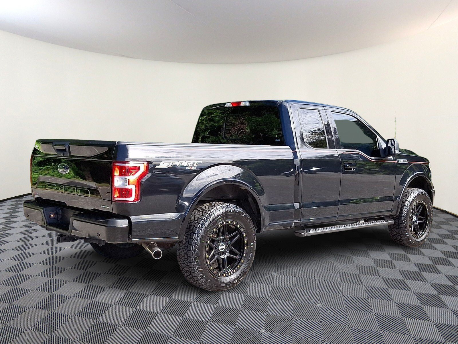 Used 2018 Ford F150 XLT w/ Equipment Group 302A Luxury AWD/4WD image 6