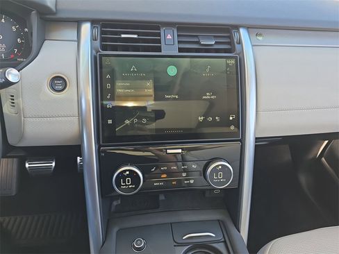 Used 2025 Land Rover Discovery Dynamic SE image 22
