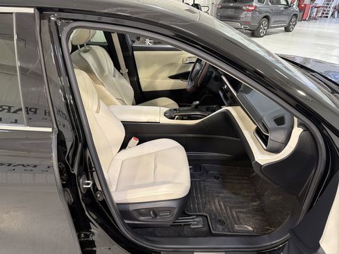 Used 2023 Toyota Crown Limited image 14