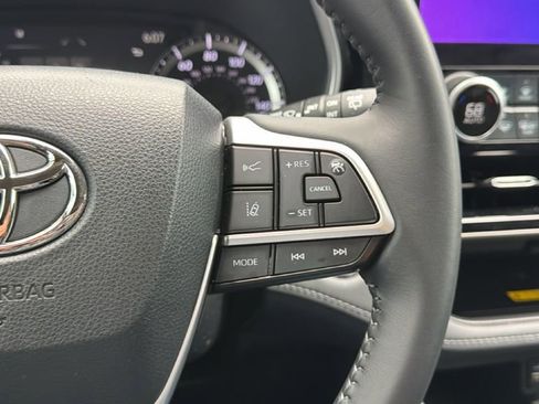 Used 2023 Toyota Highlander XLE FWD image 27