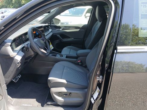 New 2025 Volkswagen Tiguan SE R-Line image 9