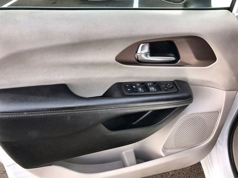 Used 2023 Chrysler Voyager LX image 13