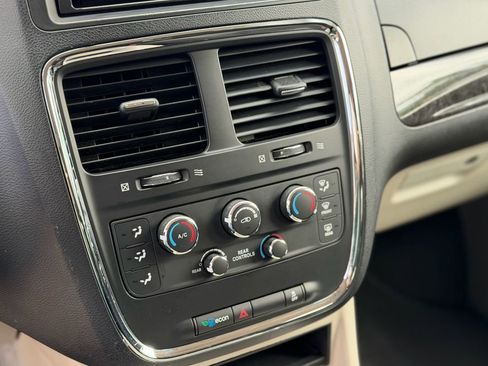 Used 2016 Dodge Grand Caravan SXT FWD image 19