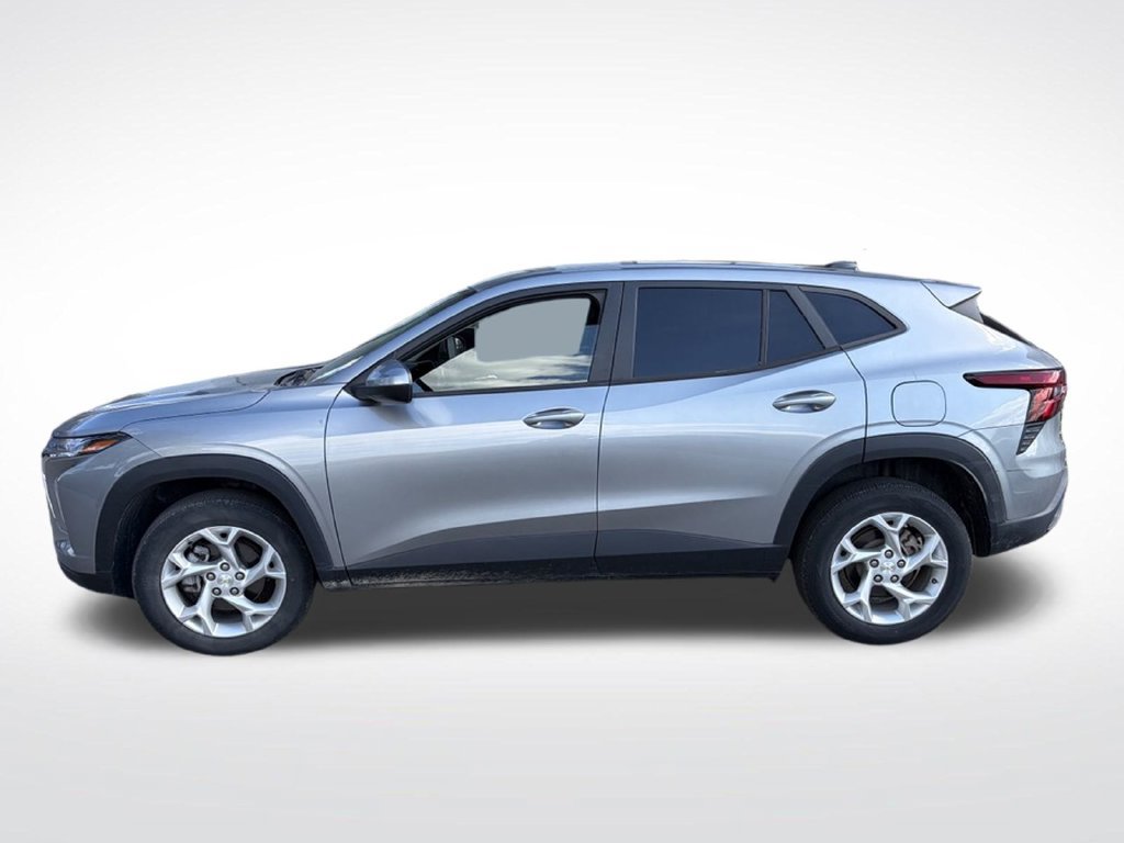 Used 2024 Chevrolet Trax LS w/ LS Convenience Package FWD image 3