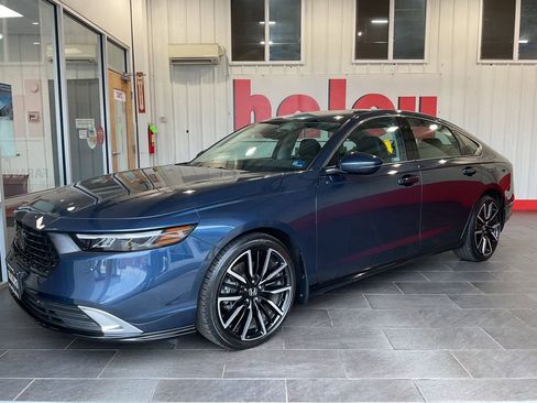 Used 2025 Honda Accord Touring image 2