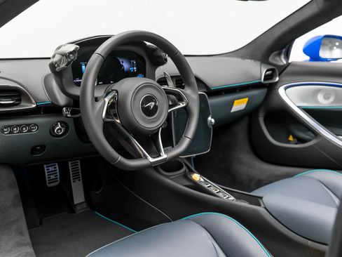 New 2025 McLaren Artura image 2