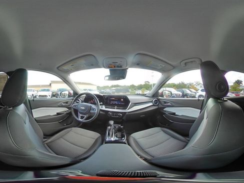 Used 2025 Chevrolet Trax LT w/ LT Convenience Package FWD image 42