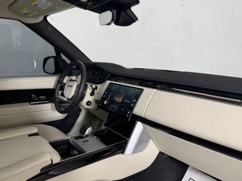 Used 2025 Land Rover Range Rover SE AWD/4WD image 21