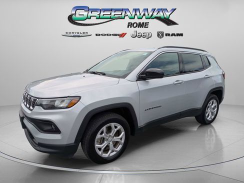Used 2024 Jeep Compass Latitude AWD/4WD image 4
