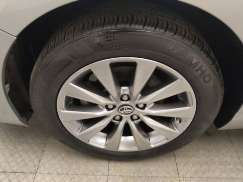 Used 2017 Toyota Camry XLE w/ Moonroof Package image 31