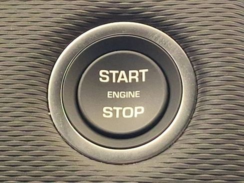 New 2025 Land Rover Discovery Dynamic SE image 18