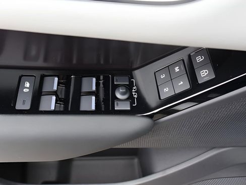 New 2026 Land Rover Range Rover Velar Dynamic SE image 11