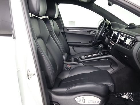 Certified 2023 Porsche Macan S AWD/4WD image 31
