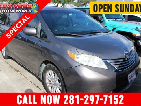 Used 2015 Toyota Sienna XLE w/ XLE Navigation Package FWD image 1