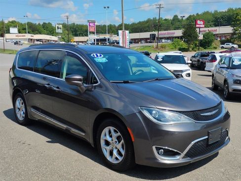 Used 2017 Chrysler Pacifica Touring-L w/ Tire & Wheel Group FWD image 3