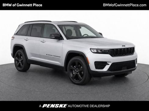 Used 2025 Jeep Grand Cherokee Altitude RWD image 1
