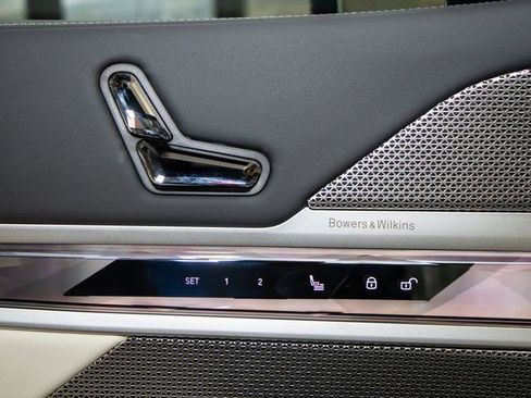 Used 2025 BMW 760i xDrive w/ Executive Package image 14