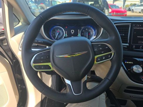 Used 2023 Chrysler Pacifica Touring-L FWD image 6
