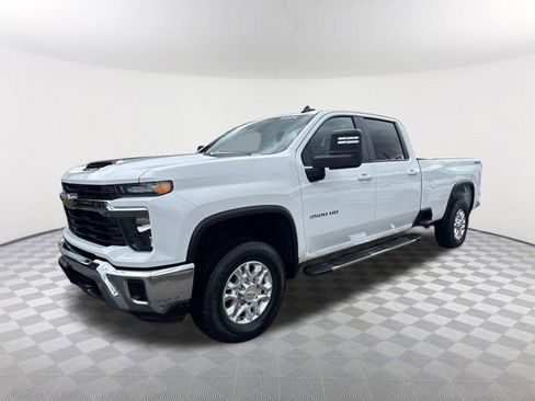 Used 2024 Chevrolet Silverado 3500 LT image 2