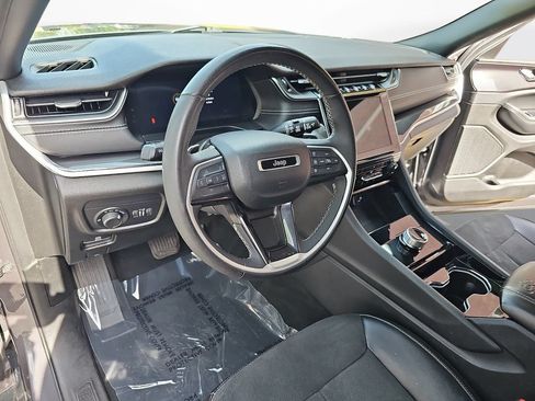 Used 2023 Jeep Grand Cherokee Altitude AWD/4WD image 16