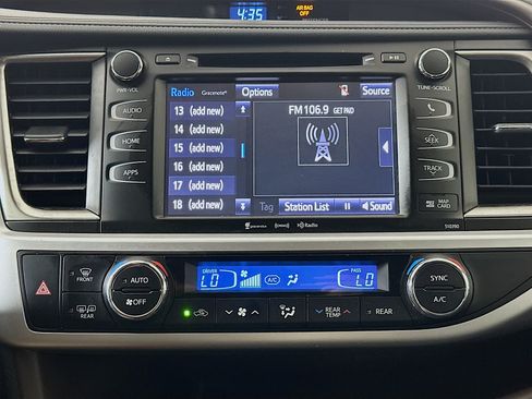 Used 2019 Toyota Highlander XLE FWD image 21
