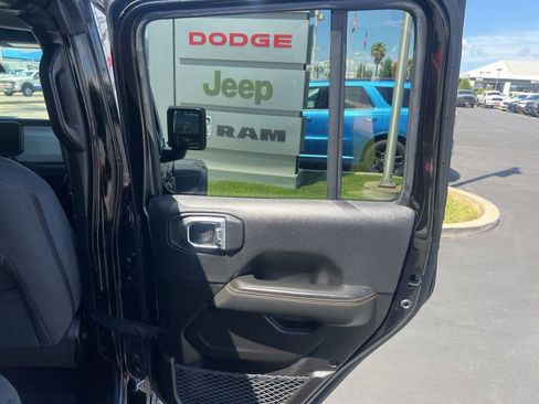Used 2025 Jeep Wrangler Unlimited Sahara AWD/4WD image 42