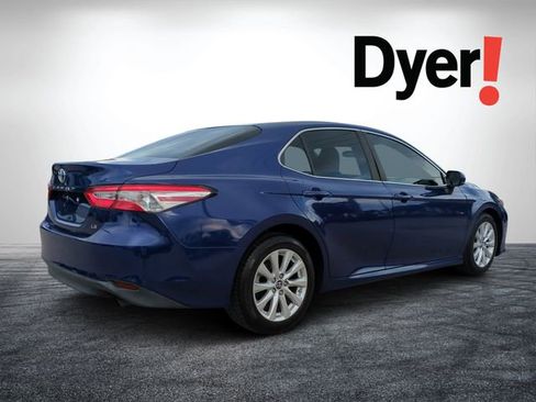 Used 2018 Toyota Camry LE image 3